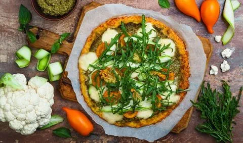 recipe image Bloemkoolpizza met courgette en pesto