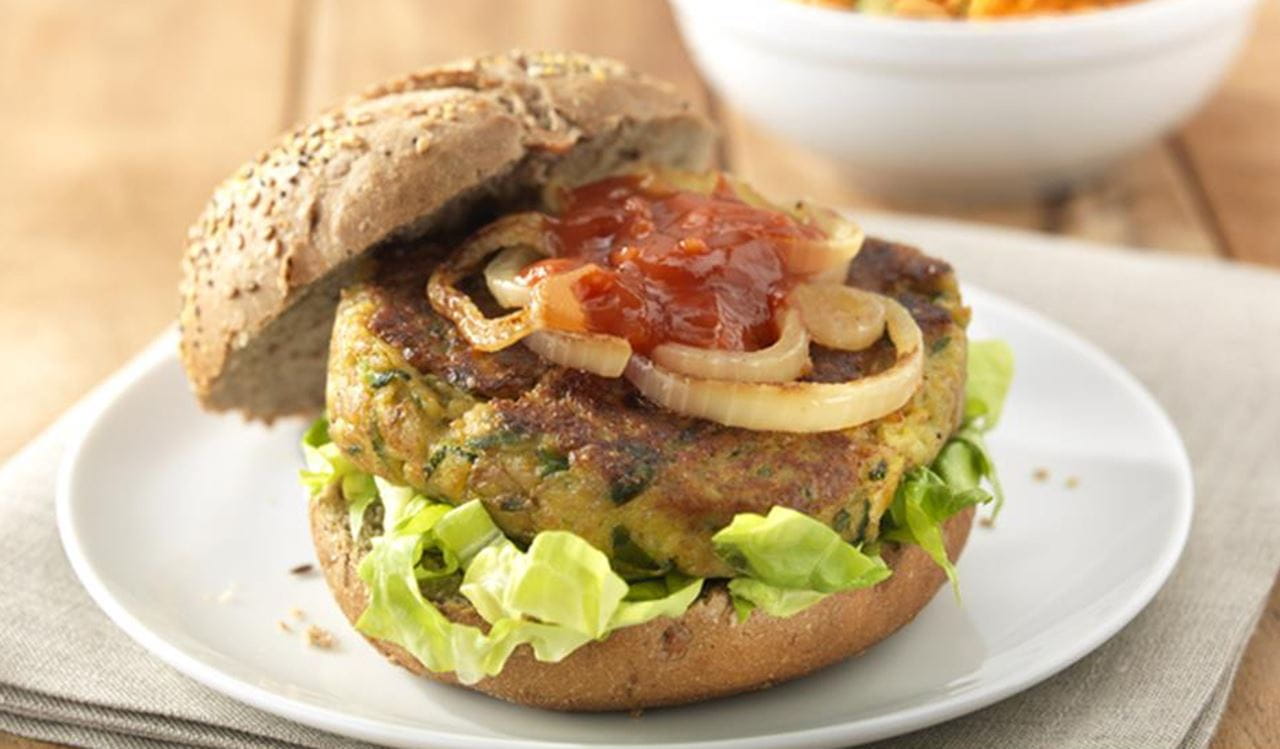 recipe image Vegetarische courgetteburgers met sinaasappel-wortelsalade