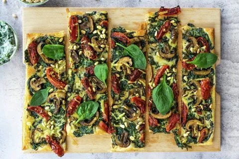 recipe image Vegan plaattaart met knoflook, spinazie en champignons