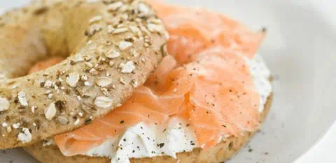 recipe image chifla-cu-multicereale-cu-somon-si-branza-cottage